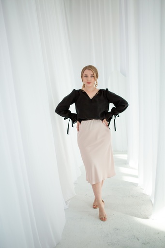 Шовкова бежева спідниця міді