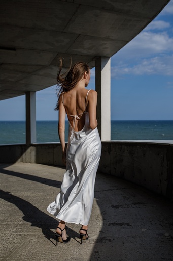 Біла шовкова вечірня сукня "Дейзі" Максі з відкритою спиною